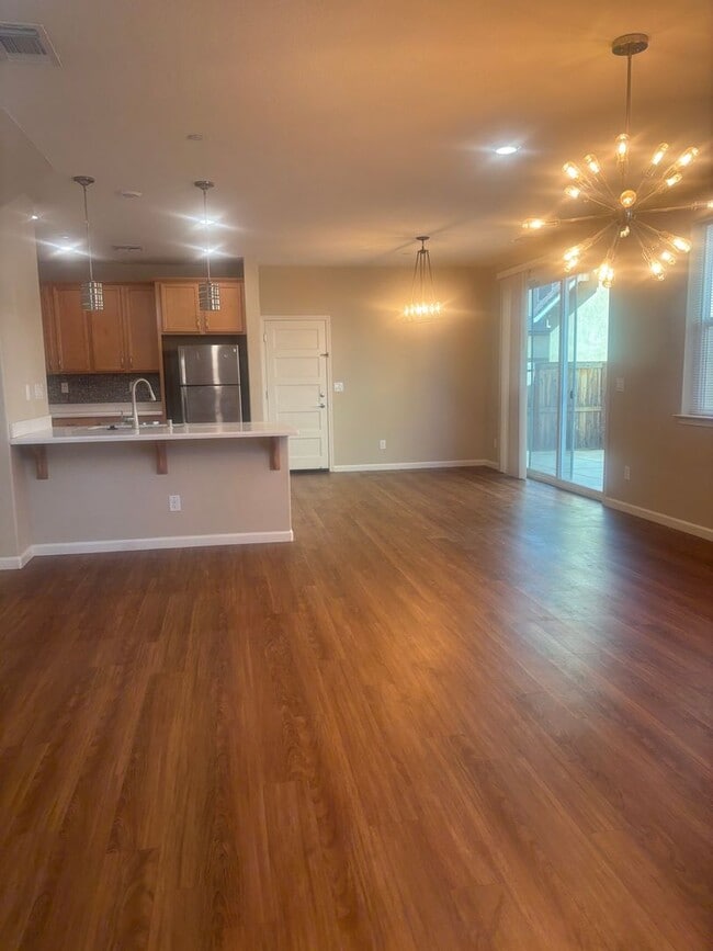 Building Photo - Beautiful 3 bedroom, 2.5 bathroom Home