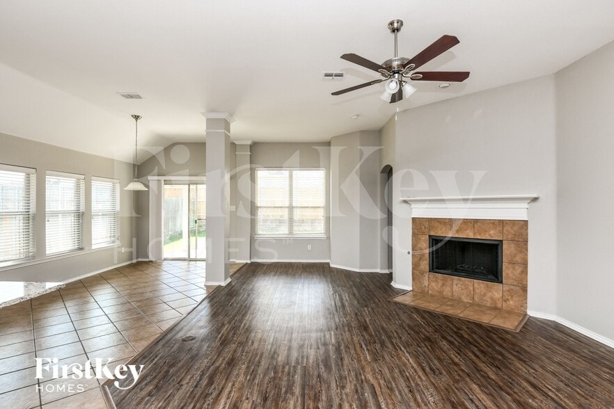 Building Photo - 423 Hackberry Dr