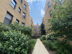 Building Photo - 2803 W Lawrence Ave