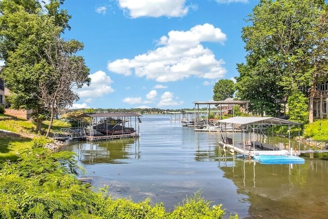 Building Photo - 3008 Lakeshore Dr