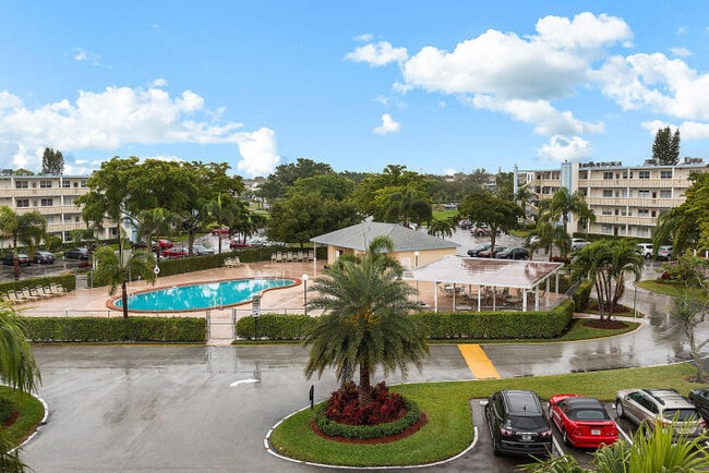 Building Photo - 3063 Ainslie Dr