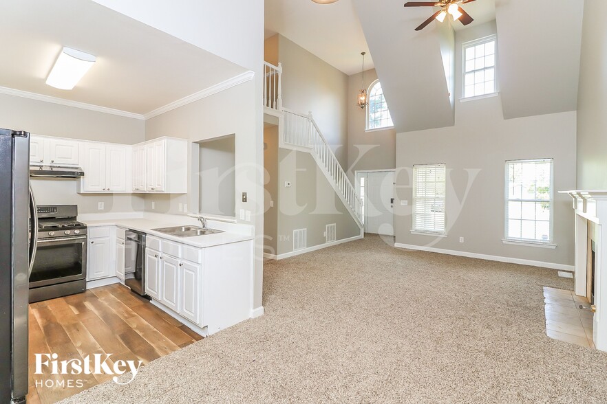 Building Photo - 2630 Argo Dr SE