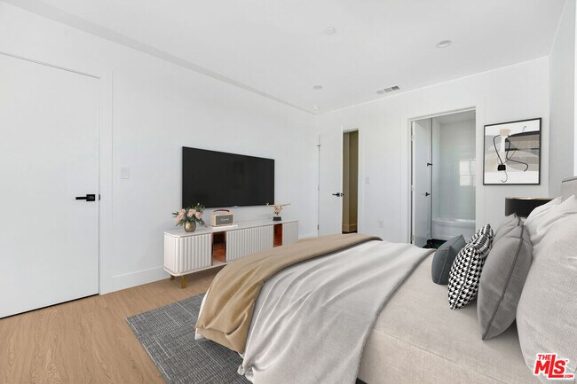 Building Photo - 1200 W 38th St