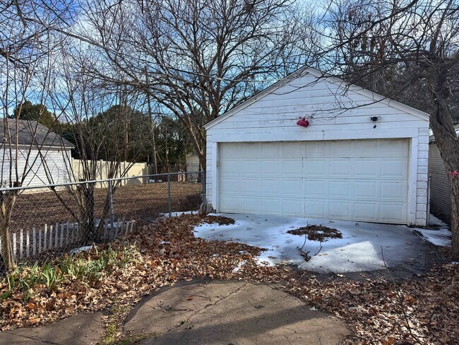 Building Photo - Adorable 3 bed 2 bath home in Brook Village!