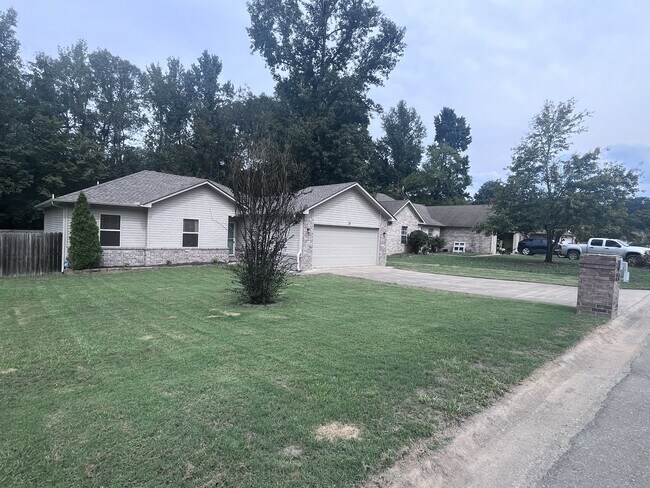 Building Photo - 34 Shamsie Dr