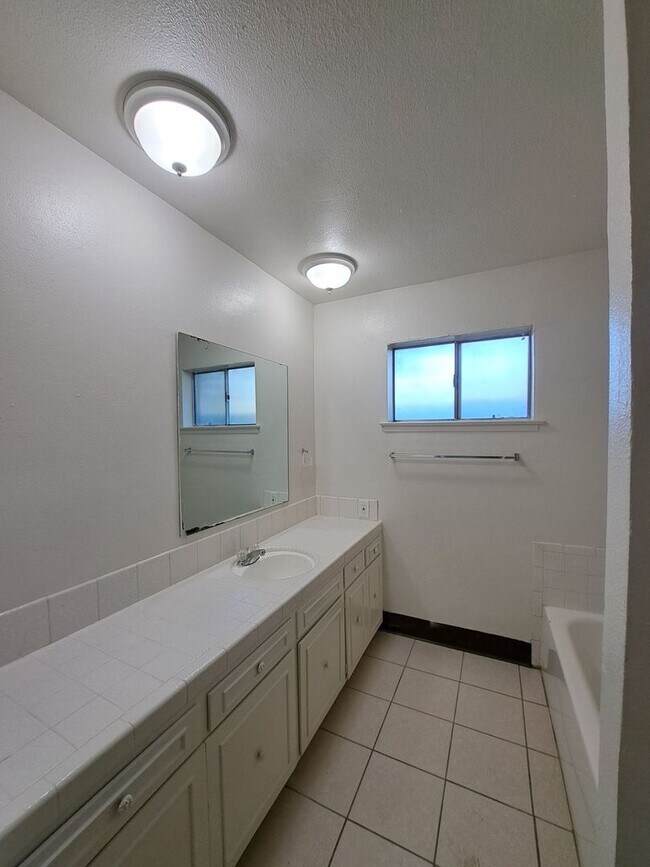 Building Photo - 132-6 Dayton