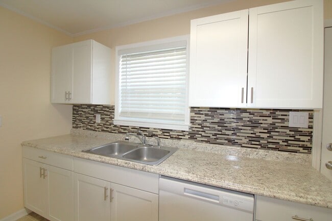 Building Photo - Renovated 2 bedroom Townhome in Belmont!