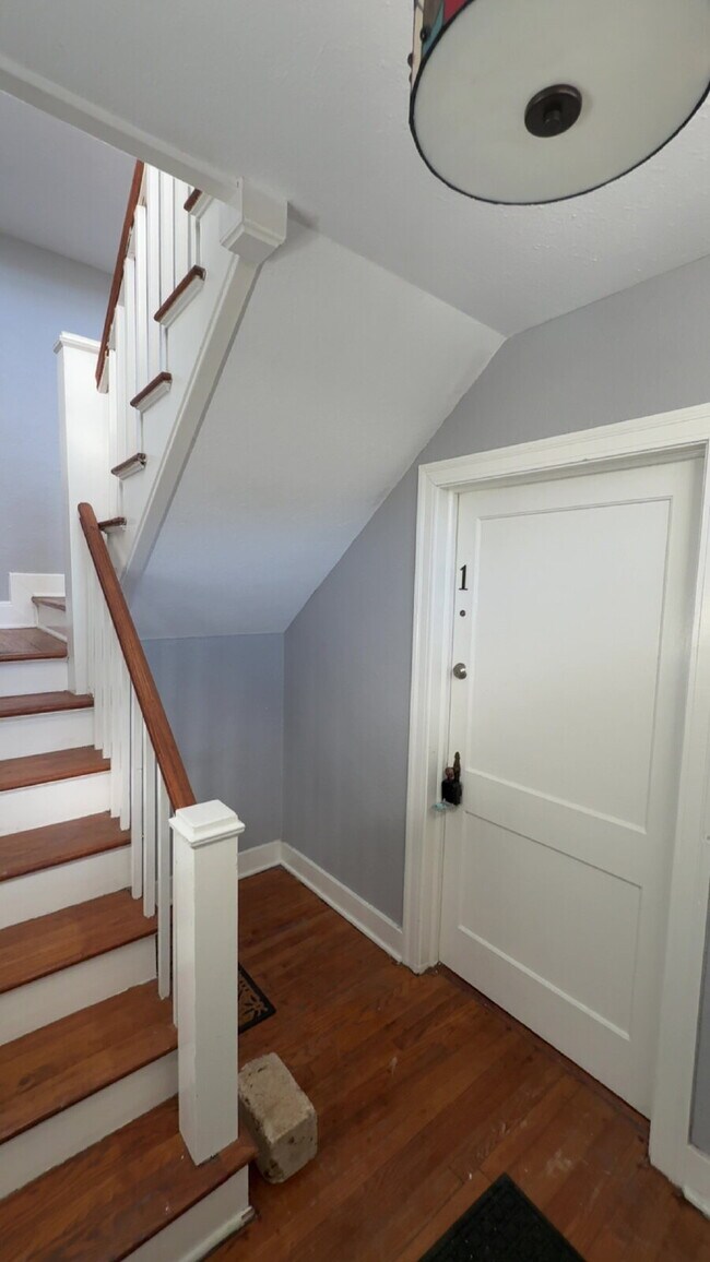 Building Photo - Belhaven apartment for $1295 with washer/ dryer and water included!!