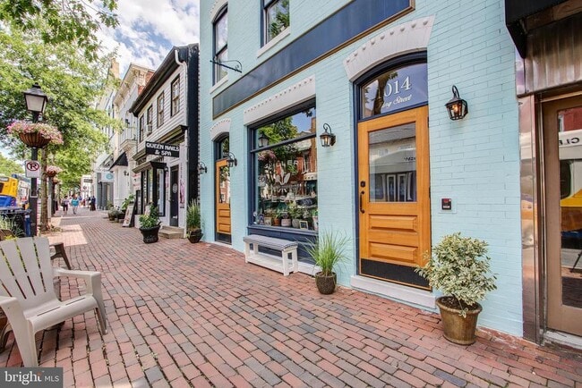 Building Photo - 906 S Washington St