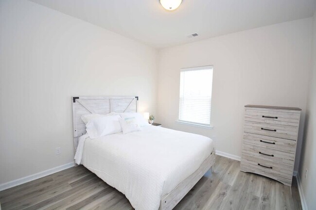 Building Photo - 596 McLernon Trce
