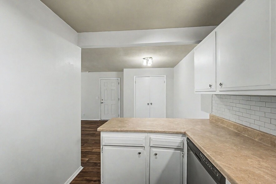 Building Photo - 709 Ashlawn Pl