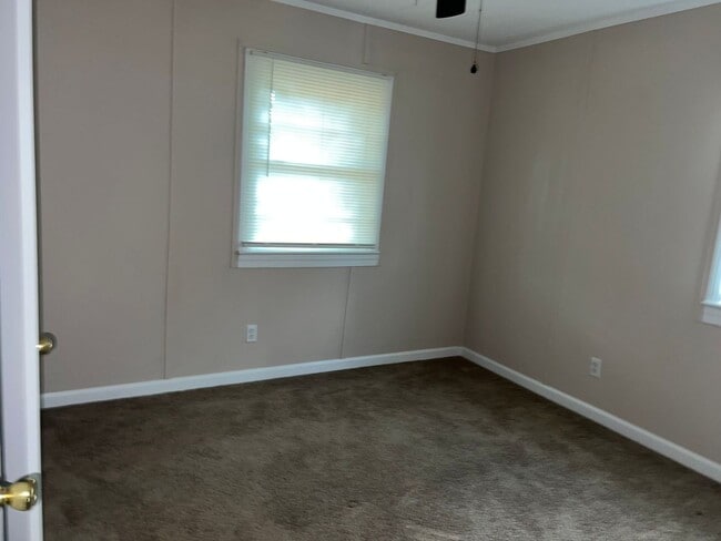 Building Photo - 4 Bedroom Brick House - Vouchers Accepted
