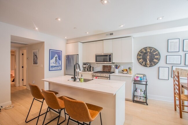 Building Photo - Stunning 2 BR/2 BA Condo in Lanier Heights!