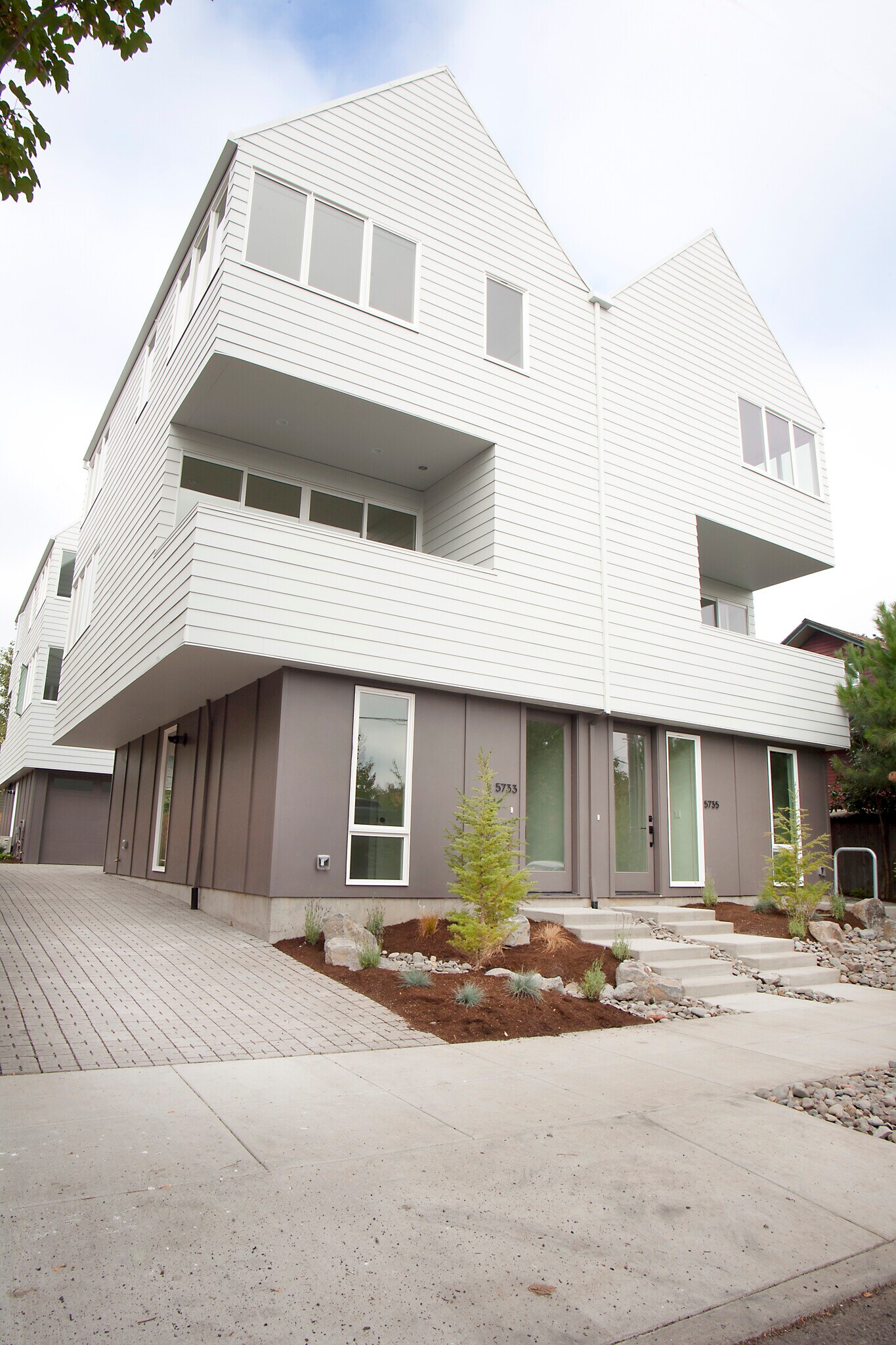 Building Photo - 5735 North Albina Avenue