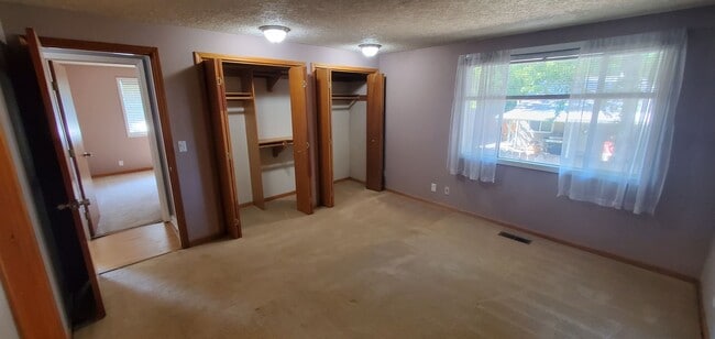 Building Photo - Three Bedroom w/ a Large Bonus Room on a C...