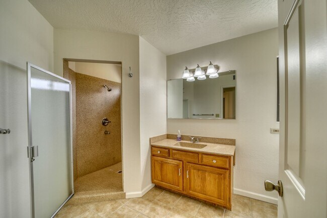 Building Photo - Beauty on Bowstring Drive