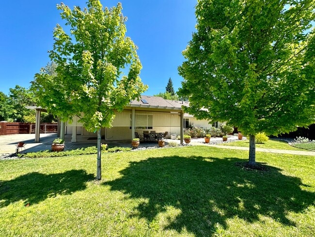 Building Photo - Beautiful well maintained home! Excellent ...