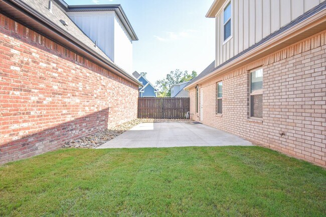 Building Photo - Luxurious 4 Bedroom, 3.5 Bathroom Home In Fayetteville, AR