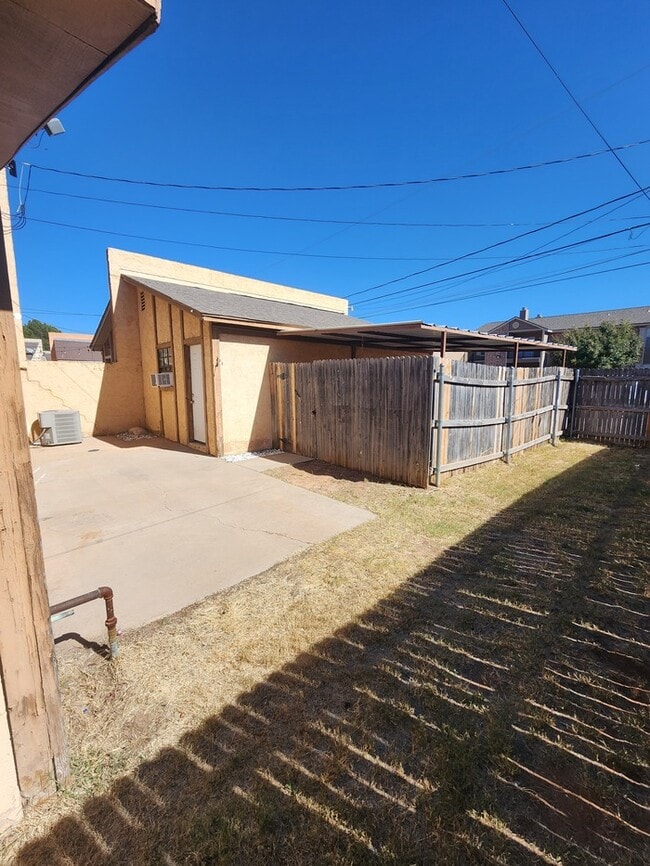 Building Photo - 3 bed 2 bath townhome, 1 car garage and 1 ...