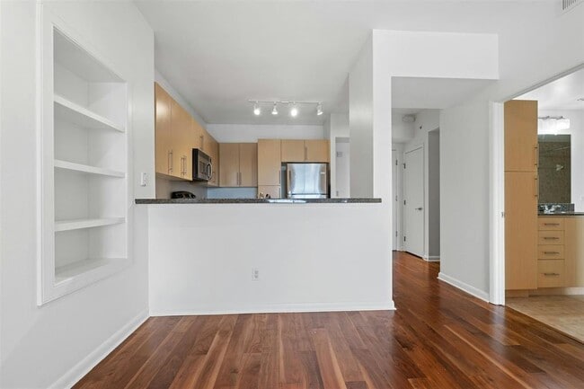 Building Photo - 54 Rainey St