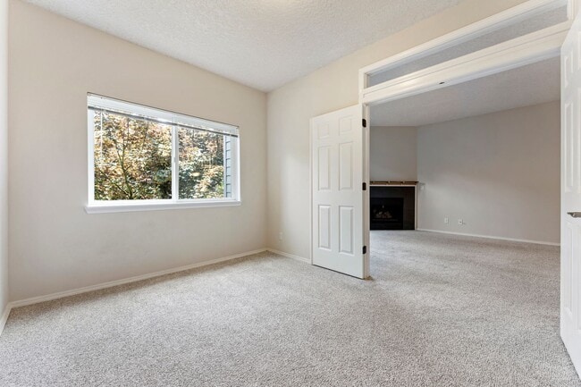 Building Photo - 3-bedroom 2 bath condo with a balcony in s...