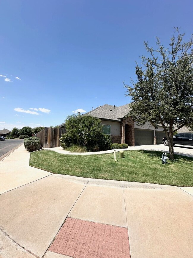 Building Photo - Stunning 3 Bed 2 Bath Ready To Rent ASAP!