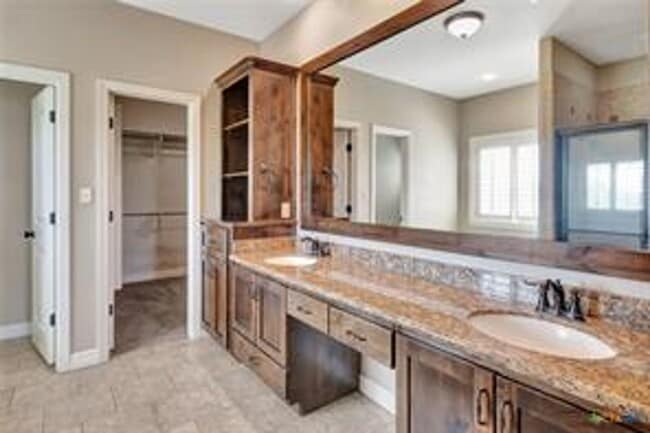 Building Photo - Great Home on  1 acre