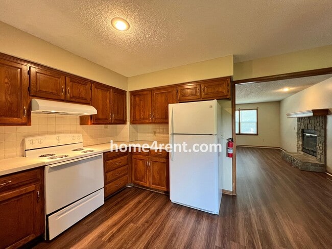 Building Photo - Cozy Duplex w/ Plenty of Space, LVP Flooring and a Fenced Yard!
