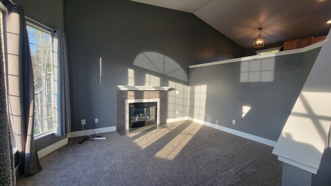 Building Photo - 1423 85th Dr NE