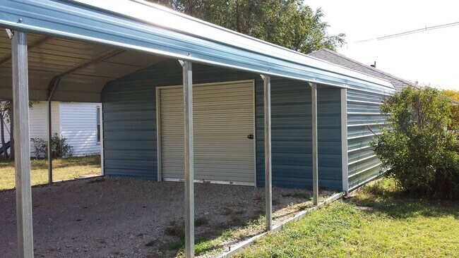 Building Photo - 2 Bedroom, 1 Bathroom House with Carport