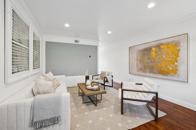 Building Photo - 646 S Ahwanee Terrace