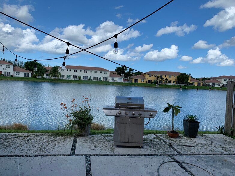 Building Photo - 1017 NE 42nd Ave