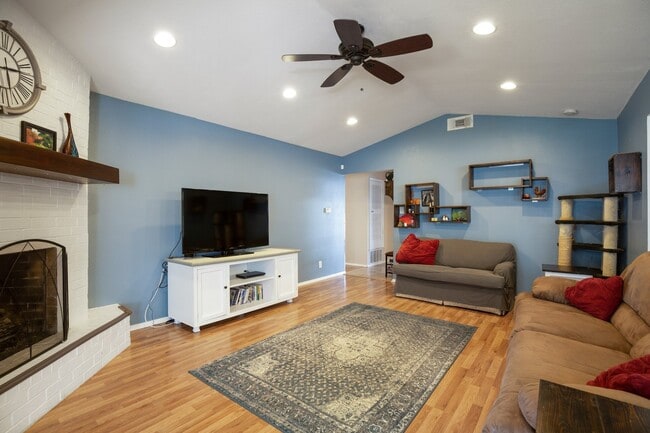 Building Photo - Lovely  3/BR 2/BA Home with Office & Sunro...