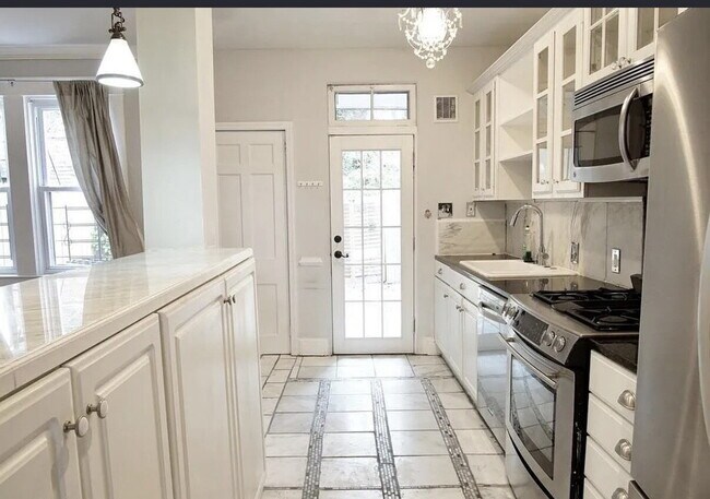 Building Photo - Fabulous 3BD/1BA/2HBA Townhome in Baltimore