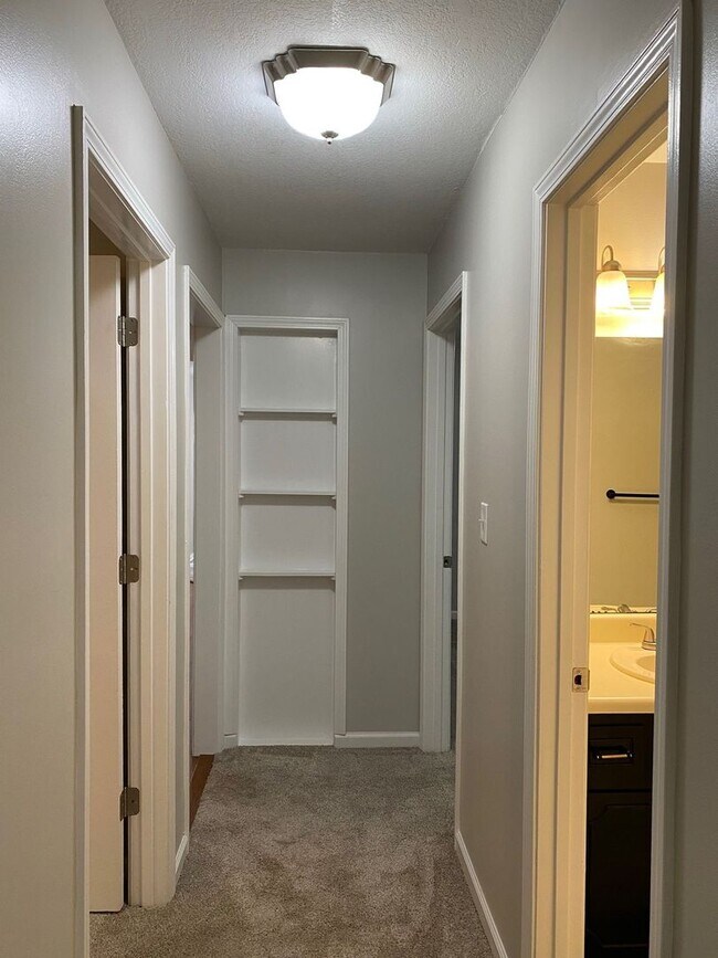 Building Photo - Beautifully Updated 3 Bed/2 Bath Home with...