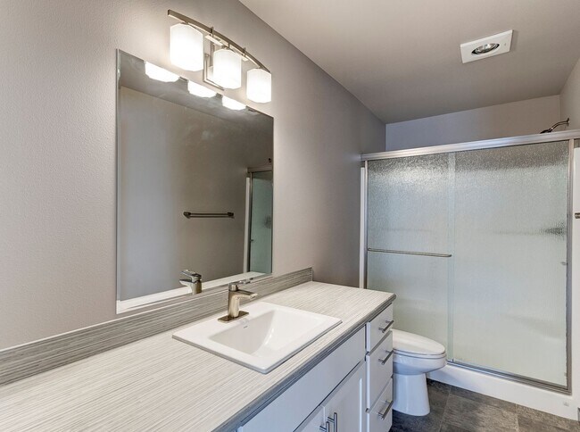 Building Photo - Stylish 3-Bedroom Home with Fenced Yard