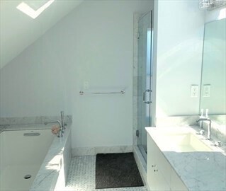 Building Photo - 70 Craigie St