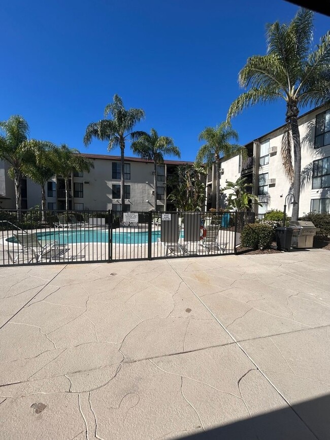 Building Photo - Spacious 1 bedroom Condo with Beautiful Views! Water, sewer, and trash included! Move In Ready! M...