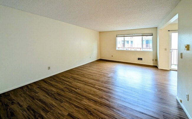 Building Photo - VIEW RIDGE 2 bedroom End Unit Condo in Sec...