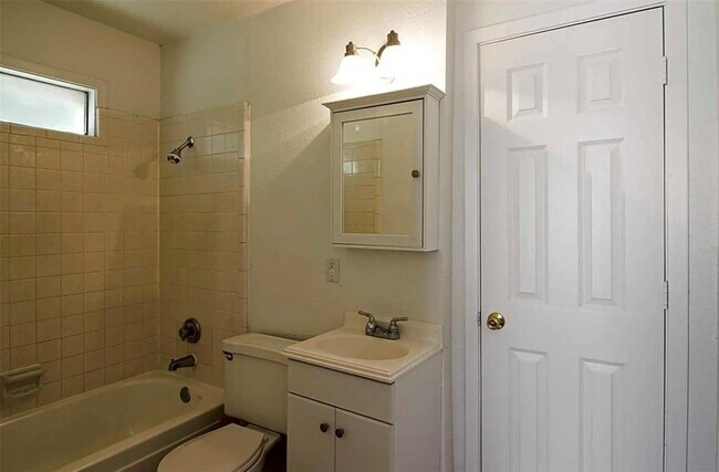 Building Photo - 1512 Broadmoor Dr