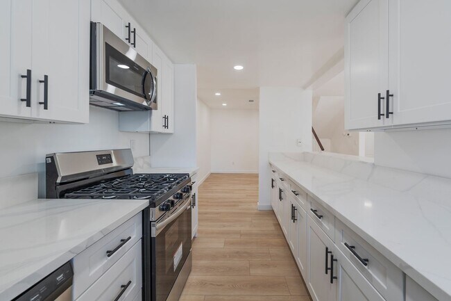 Building Photo - 1239 W Rosecrans Ave