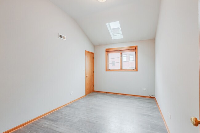 Building Photo - 2413 W Taylor St