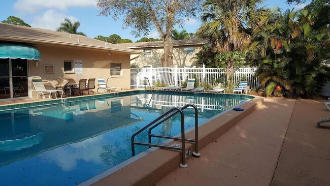 Building Photo - Adorable 1 bed 1 Bath in Sarasota FL!