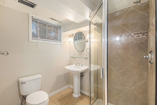 Building Photo - Cheyenne Canyon / 3 bedroom, 2 car garge, ...
