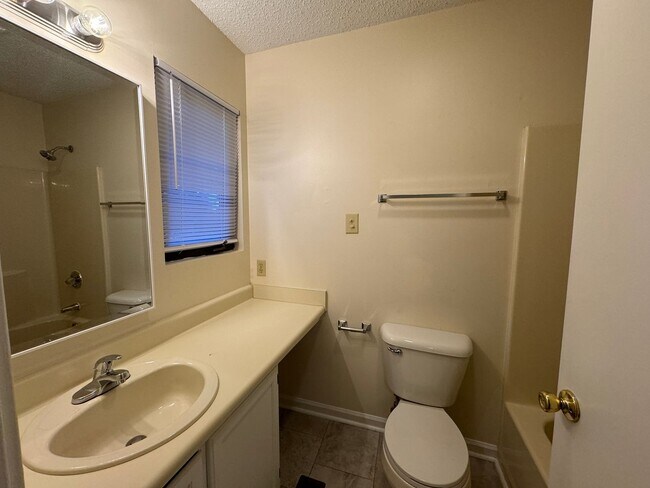 Building Photo - Beautiful home on quiet cul-de-sac