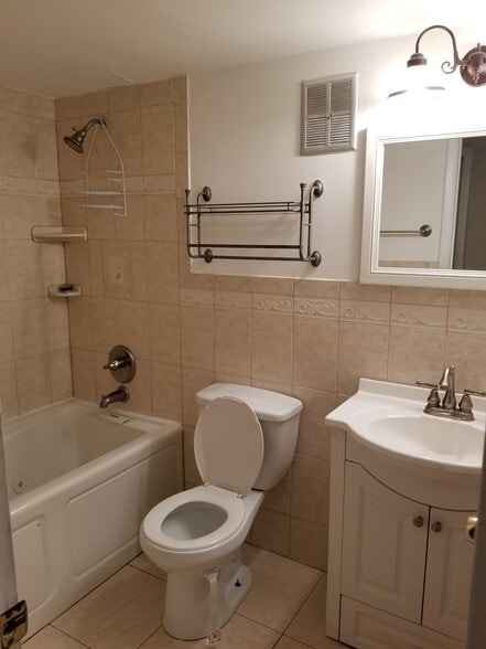 Building Photo - 430 Commodore Dr