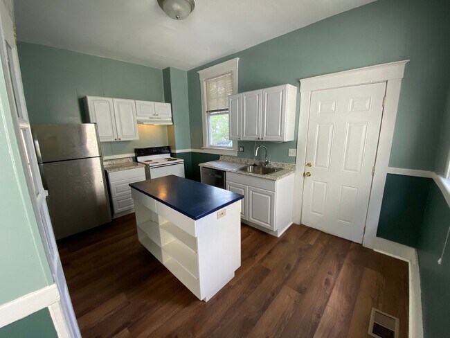 Building Photo - 5 E 33rd St