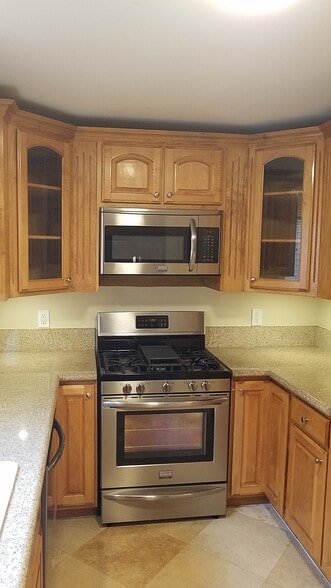 Lots of counter space - 3424 Bellevue Ave