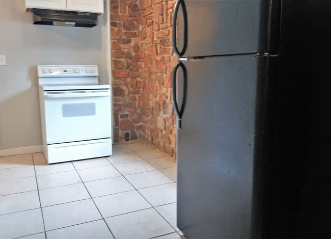 Building Photo - ~ ~ ~ ~ ~ YOU CAN'T BEAT THIS VALUE! ~ ~ ~ ~ ~  Spacious 3/2 Bungalow on a Quiet Street ~