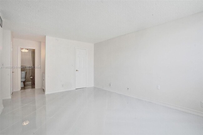 Building Photo - 3113 S Ocean Dr